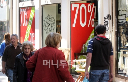 ↑그리스 아테네 에르무 거리에 있는 한 상점이 70% 염가판매를 실시하고 있다. 긴축과 관광객 감소로 상점들은 극심한 불황에 시달리고 있다. ⓒ사진=아테네 홍봉진 기자