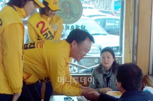 ↑경기 김포에 출마한 김창집 민주통합당 후보가 지난달 31일 풍무동 한 음식점에서 유권자들에게 지지를 호소하고 있다.