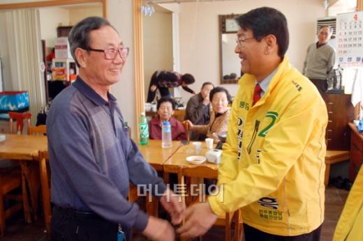 ↑김교흥 민주통합당 후보가 1일 가좌2동 한 음식점에서 유권자에게 지지를 호소하고 있다.