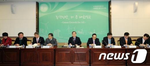 [사진]김황식 총리의 모두발언