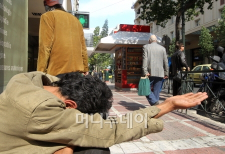 ↑그리스는 혹독한 긴축으로 빈곤이 사회 문제가 되고 있다. 한 걸인이 아테네 신타그마광장 인근에서 동냥을 하고 있다. ⓒ사진=아테네 홍봉진 기자
