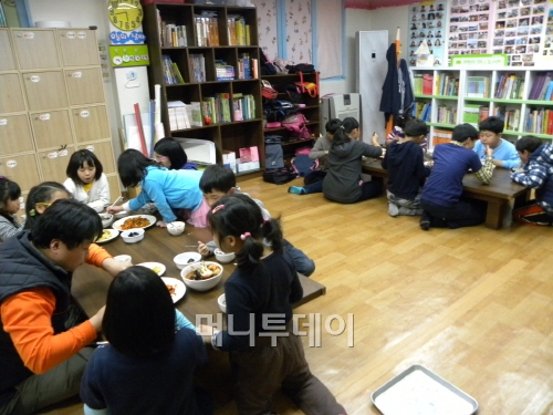 서울 S지역아동센터 아이들의 식사하는 모습.