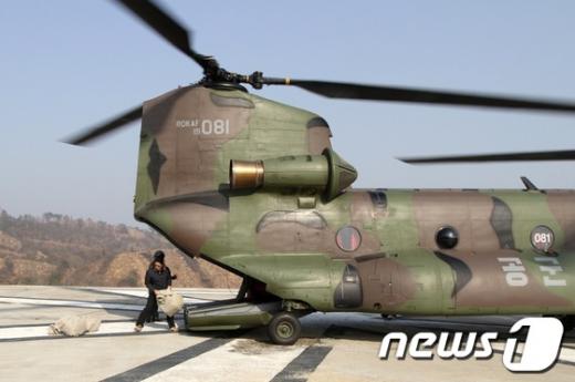 [사진]공군, 서해5도 장병 부재자투표용지 헬기 수송