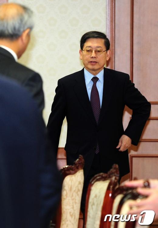 [사진]국가정책조정회의 들어서는 김황식 총리