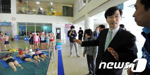 [사진]곽노현 교육감, 학생들 수영실습 과정 참관