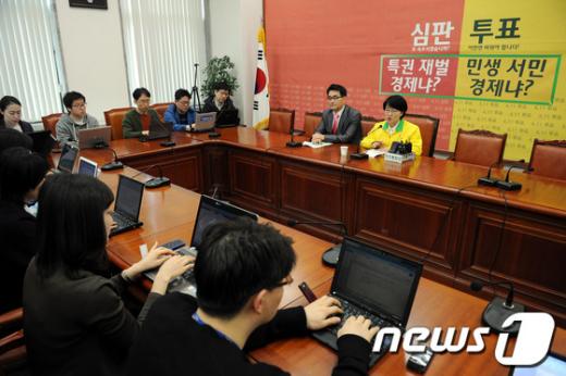 [사진]박선숙 선대본부장, 총선 판세분석 기자간담회