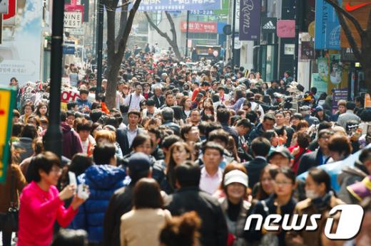 [사진]포근한 봄날씨, 쇼핑객들로 붐비는 명동