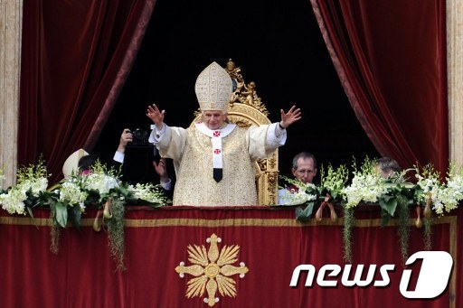 교황 베네딕토 16세가 부활절인 8일 바티칸 성 베드로 광장에 모인 10만 명의 신자들을 축복하고 있다.  AFP=News1