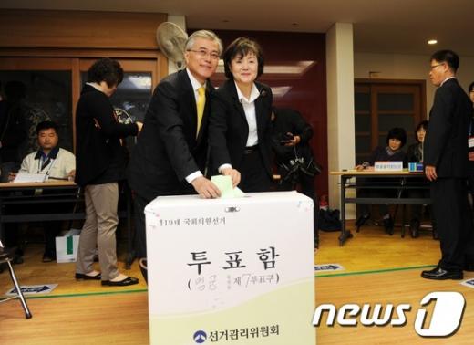 [사진]투표하는 민주통합당 문재인 후보