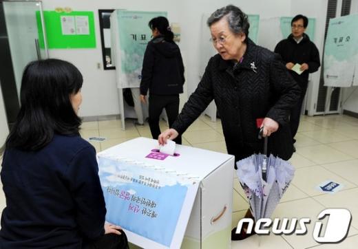 [사진]투표하는 할머니
