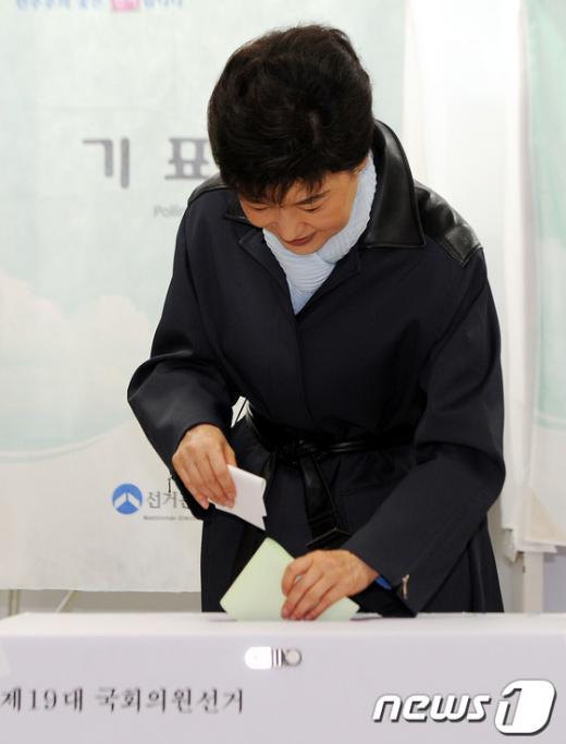[사진]투표하는 박근혜 '승리를 기원하며'