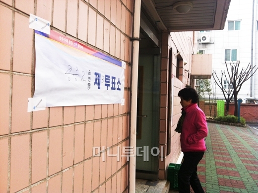 ↑ 11일 오전 서울 노원구 공릉2동 제3투표소를 찾은 유권자가 투표소로 들어가고 있다. ⓒ사진=성세희 기자