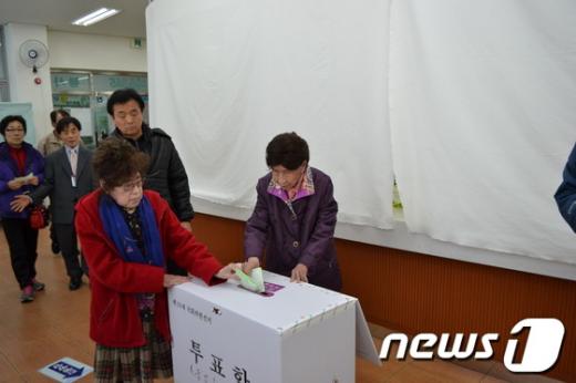 경남 진주지역 최고령 유권자인 김우희악 할머니(104)가(사진 왼쪽) 11일 딸과 함께 투표장을 찾았다.(사진제공=진주시 중앙동)  News1