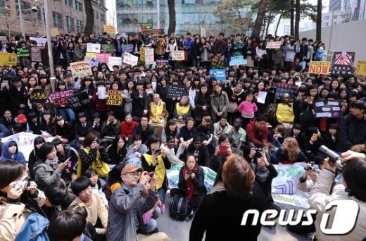 제1017차 일본군 위안부 문제해결을 위한 정기 수요집회가 11일 서울 일본대사관 앞에서열렸다. News1 박철중 기자
