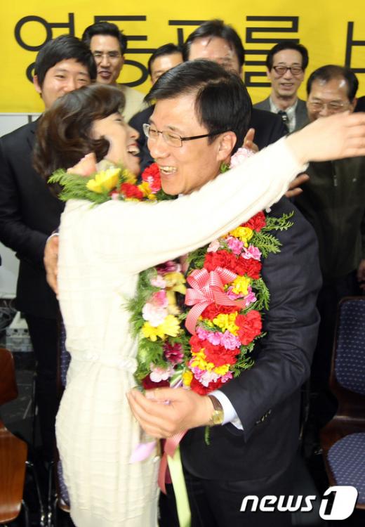 [사진]민주통합당 신경민 후보 '당선의 기쁨'