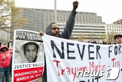 후드티를 입은 미국 워싱턴D.C.의 시민들이 24일 트레이본 마틴의 무고한 죽음에 대한 항의시위를 벌이고 있다.  AFP=News1