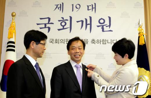 [사진]이완영 당선자 '19대 국회 첫 배지'