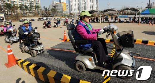 [사진]전동휠체어도 안전운전 필수!