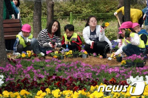 [사진]자투리땅에 봄꽃 심는 어린이들