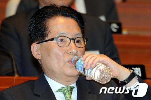 [사진]물 마시는 박지원 최고위원