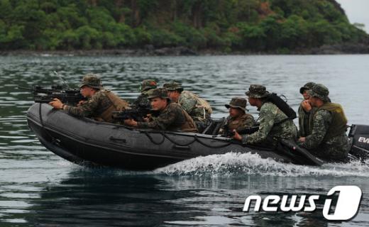 미군과 합동 훈련을 하고 있는 필리핀 군인. AFP=News1