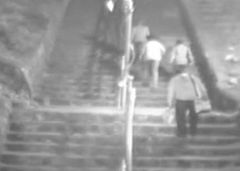 지난달 30일 오후 8시 10분경 바람산공원 입구의 계단을 오르는 범인들의 모습이 찍힌 CCTV 화면