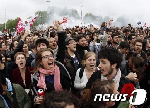프랑수아 올랑드 후보의 승리가 발표된 후 환호하는 파리 시민들  AFP=News1