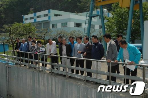 경남 함안군 의회 의원들이 임시회기간 동안 환경기초시설을 둘러보고 있다. (함안군의회 제공)  News1