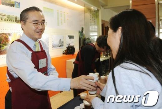 [사진]학부모에 커피 전하는 유지수 총장