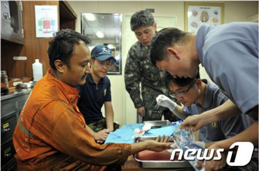 [사진]청해부대 9진, 호송 선박 선원에게 긴급 의료 지원