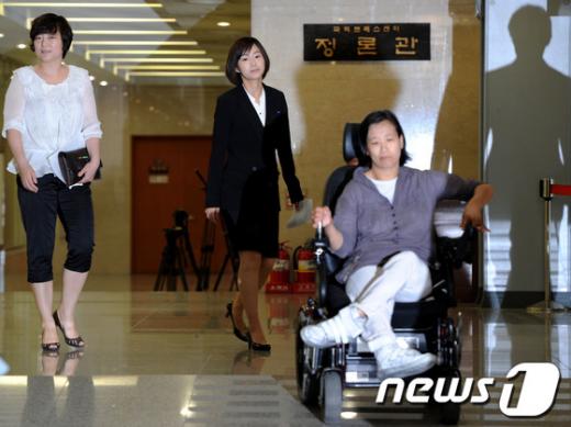 [사진]당기위 소명 앞둔 김재연 의원과 두 후보