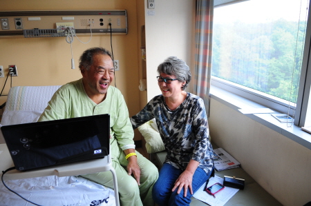 국내 병원에서 대장암 수술을 받은 중국계 미국인 라우씨가 치료후 부인과 함께 웃고 있다.