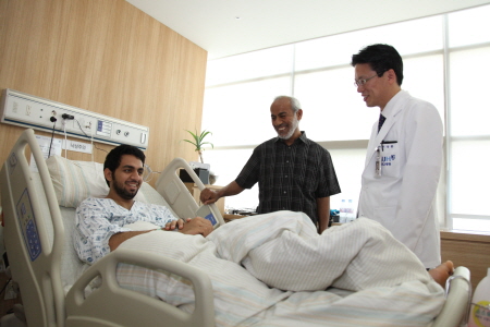 하마드 알 카비씨(왼쪽)가 이상훈 서울대병원 정형외과 교수(오른쪽)와 함께 웃고 있다.