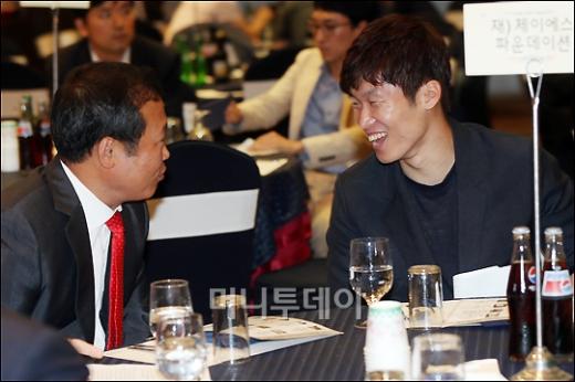[사진]박지성 '아버지와 화기애애'