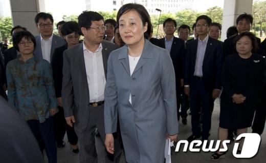 [사진]대검찰청 항의 방문 들어서는 박영선 의원