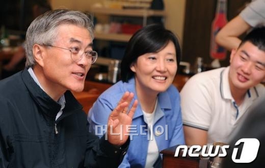 민주통합당 문재인 상임고문(왼쪽)과 박영선 의원이 18일 구로의 한 감자탕집에서 학생들과 대화하고 있다.