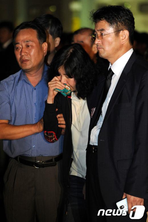 [사진]오열하는 故 김효준 부장의 부인