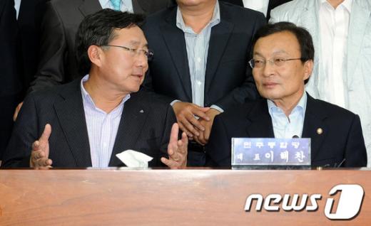 [사진]대화하는 이해찬 대표와 김기문 회장