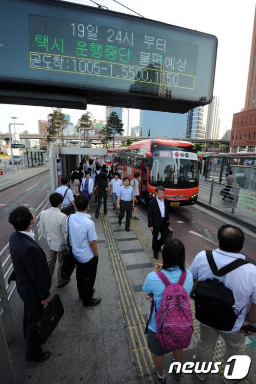 [사진]택시 전면파업 돌입, 버스 기다리는 많은 시민들