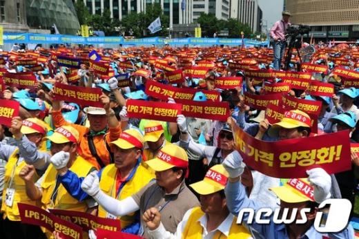 20일 오후 서울광장에서 택시업계 종사자 5만여명이 결의대회를 갖고 있다. 2012.6.20/뉴스1  News1 한재호 기자