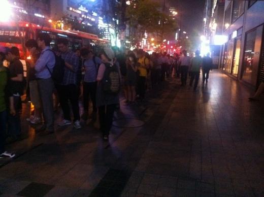 강남역에서 광역버스를 기다리는 승객들.  News1 정윤경 기자