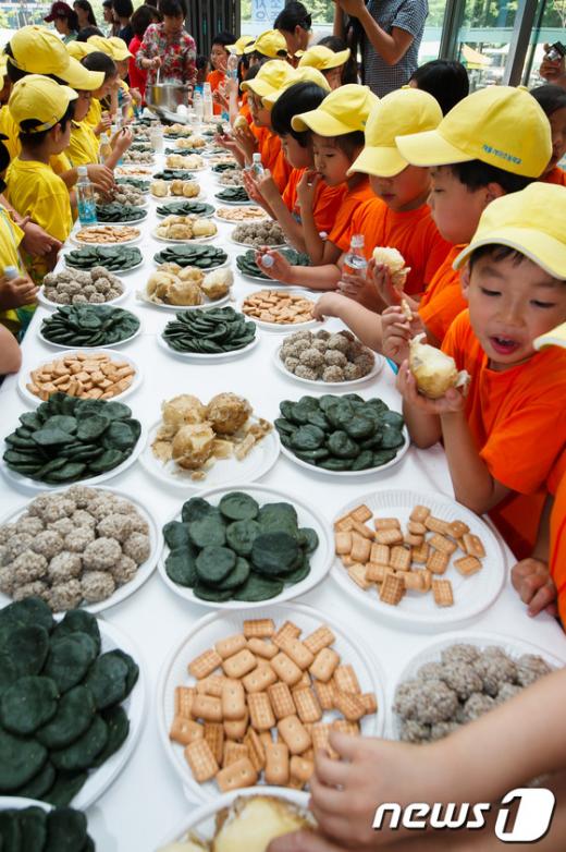 [사진]전쟁음식 체험하는 유치원생들