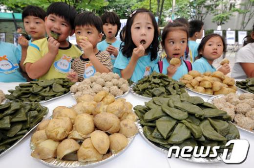 [사진]6.25음식 체험하는 어린이들