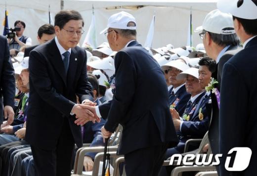 [사진]김황식 총리, 6.25전쟁 62주년 기념식 참석