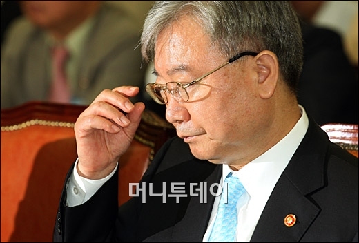 김석동 금융위원장, 한국은행에 가계부채 'SOS'