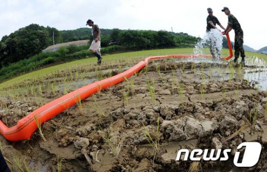 [사진]가뭄 농지 물 공급하는 군장병들