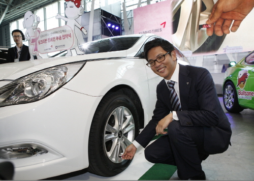 박세창 금호타이어 부사장이 20일 핑크리본 캠페인 협약식에서 타이어에 직접 핑크색 밸브캡을 달고 있다. 