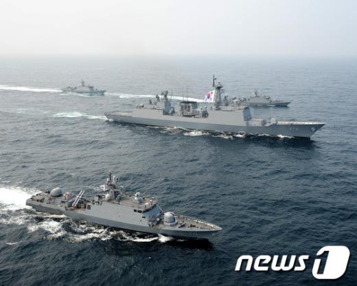 제2연평해전 10주기를 앞둔 지난 14일 해군이 서해에서 전사자들의 이름을 따 명명한 유도탄 고속함으로 해상기동훈련을 하고 있다.  (해군 제공)  News1