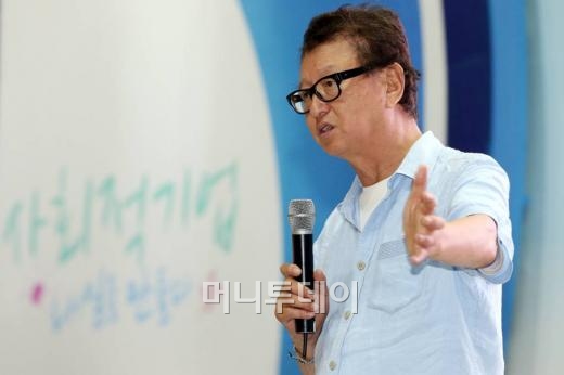 개그맨 전유성이 1일 오후 서울 코엑스에서 열린 제1회 사회적기업 박람회에서 '발상의 전환'을 주제로 사회적기업가 초청 특별 강연을 하고 있다. 