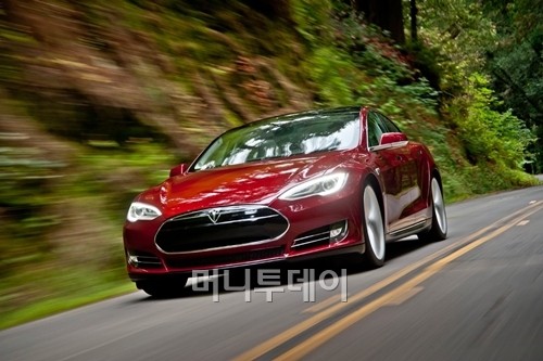 지난 6월 테슬라가 출시한 양산형 전기자동차 모델S. 한번 충전하면 426km를 갈 수 있다. 